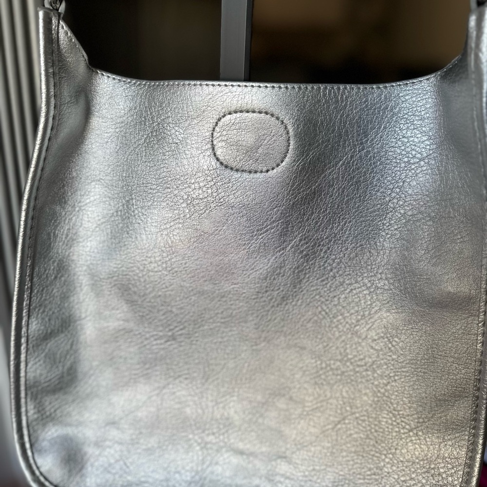 Chic Silver Shoulder Bag With Patterned Strap - image 4
